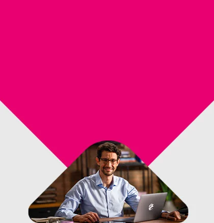 Mulher sorrindo, com vários gráficos de score ao fundo.