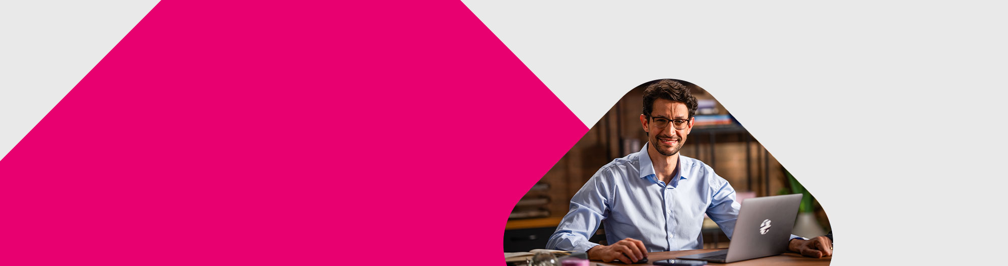 Mulher sorrindo, com vários gráficos de score ao fundo.