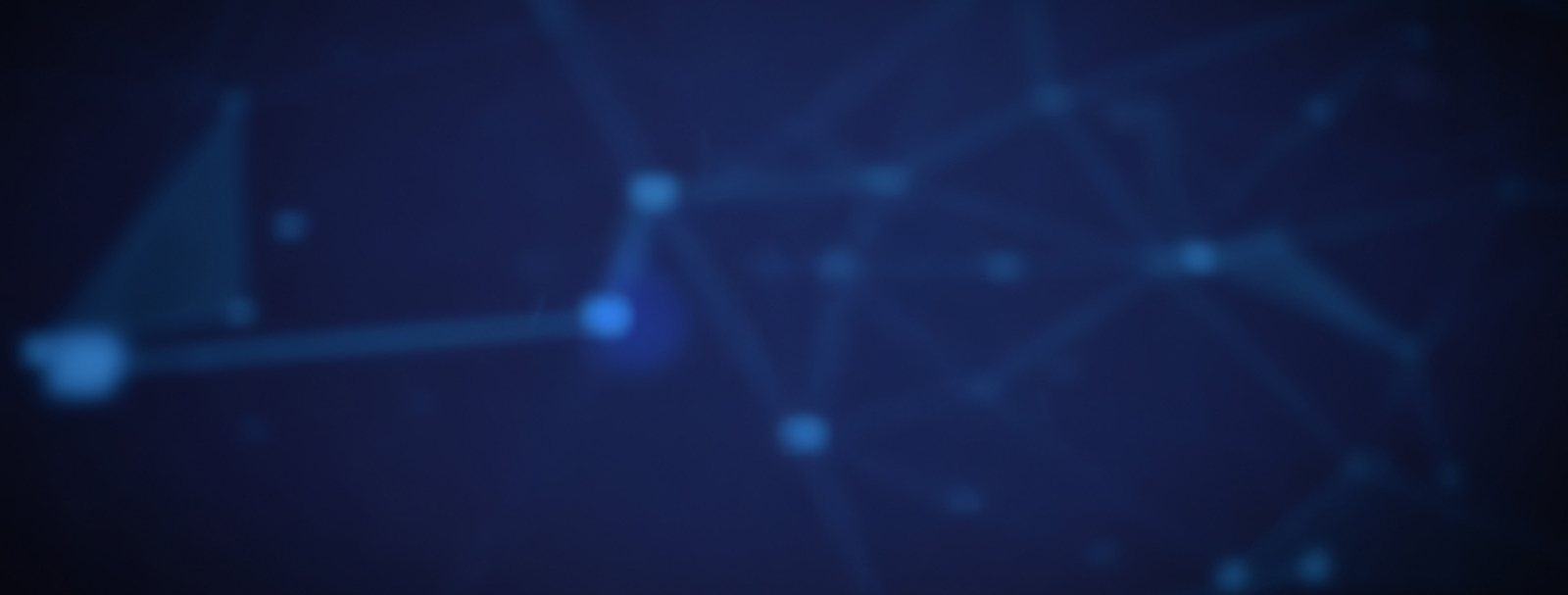 Ator Gabriel Louchard sorrindo apontando para um ícone de documento consultado