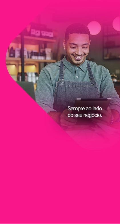 Fundo rosa com um homem em destaque sorrindo enquanto usa o tablet e uma assinatura ao lado com o texto "Sempre ao lado do seu negócio."
