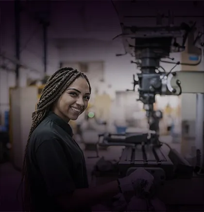 Fundo roxo com uma foto de uma mulher em um ambiente industrial.